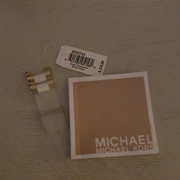 Micheal Kors Watch GREAT CONDITION Comes w/ link - Picture 3 of 3
